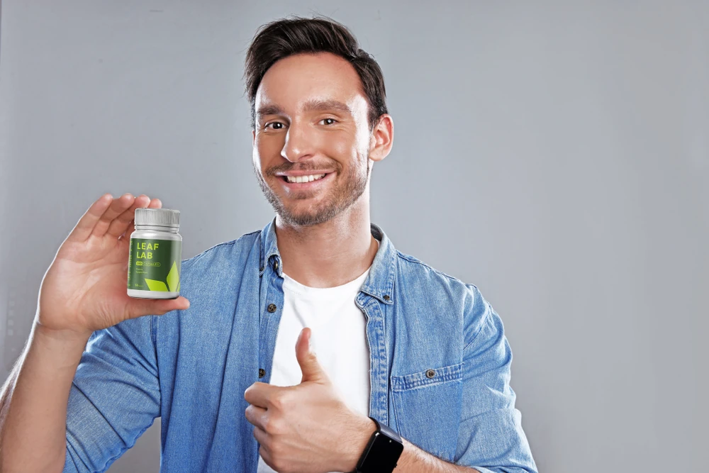 Persone sorridenti e attive che rappresentano la comunità soddisfatta di Leaf Lab.