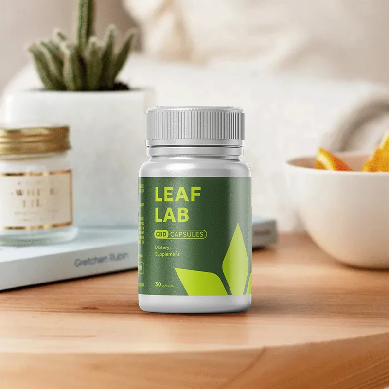 Un flacone di integratori Leaf Lab posto vicino a ingredienti vegetali che ne simboleggiano la composizione naturale.