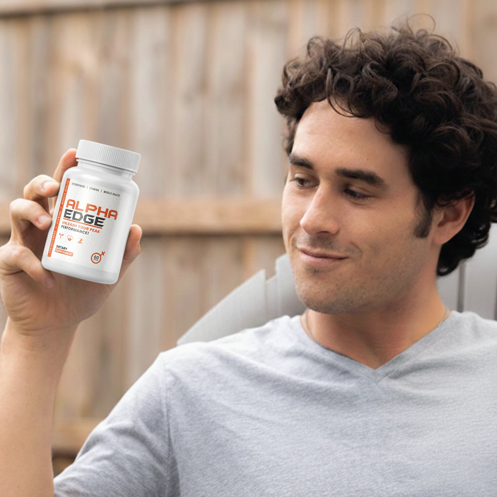 Un uomo sorridente che esprime soddisfazione, simbolo della comunità di utenti Alpha Edge.