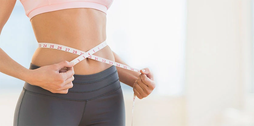 Immagine di una persona con addominali scolpiti, che rappresenta i risultati della perdita di peso