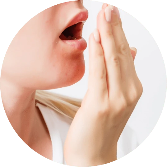 Illustrazione di una persona preoccupata per l'alito cattivo