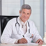 Ritratto di Giulio Carolina, professore e specialista in parassitologia.