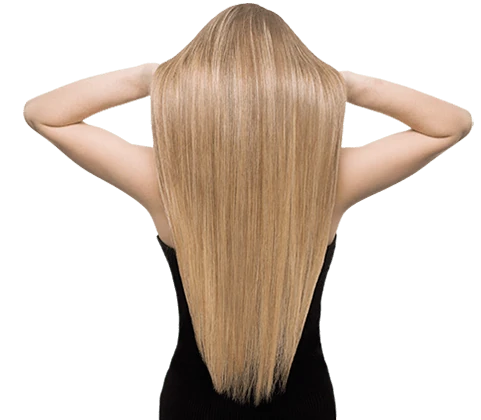 Donna esamina i suoi capelli in crescita, migliorati con Locerin