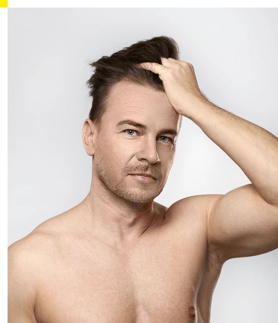 Uomo con capelli forti e sani, testimonial dei benefici di Folicerin