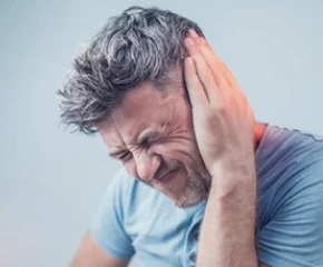 Persona che si tiene l'orecchio a causa del ronzio