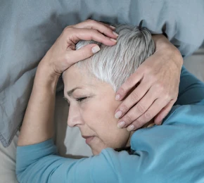 Persona che fatica a dormire a causa di disturbi dell'udito