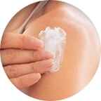 Donna che applica una piccola quantità di gel Osteflex sull'articolazione del ginocchio